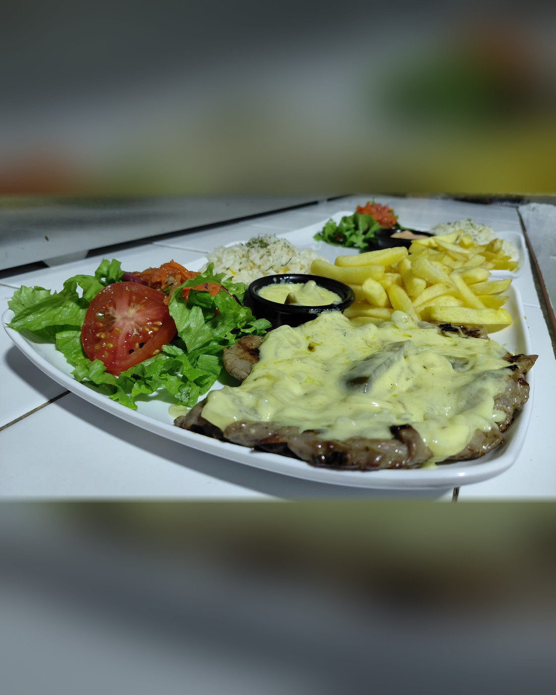 Bistec encebollado con papas fritas