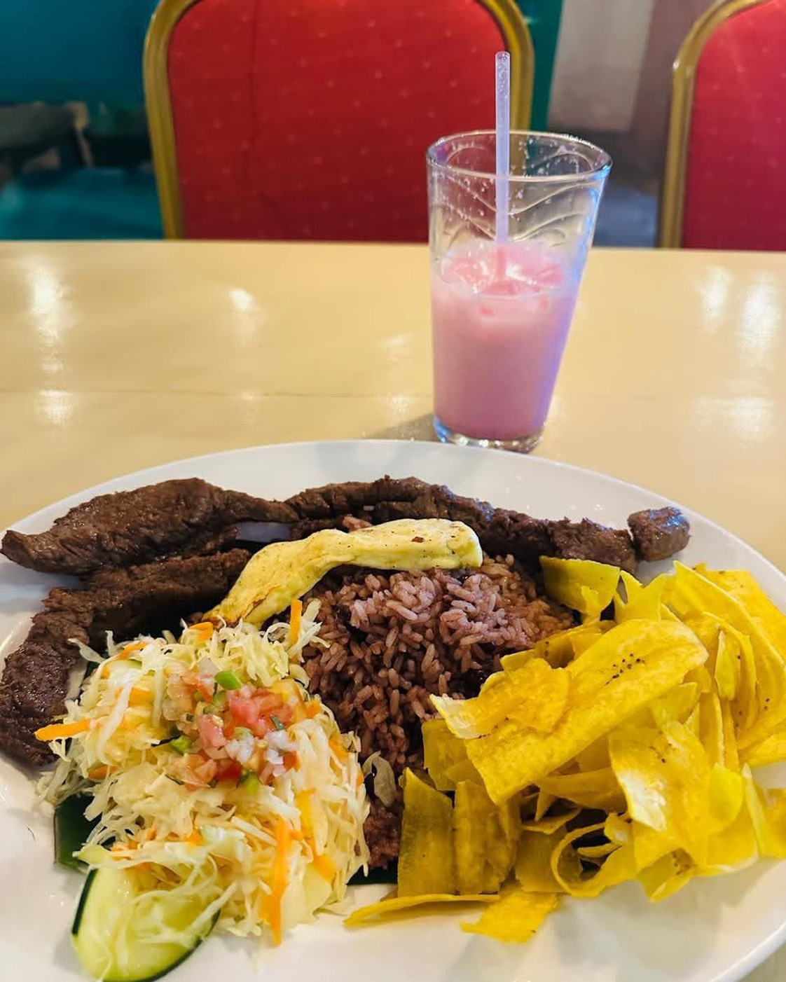 Carne asada con gallo pinto y tajadas